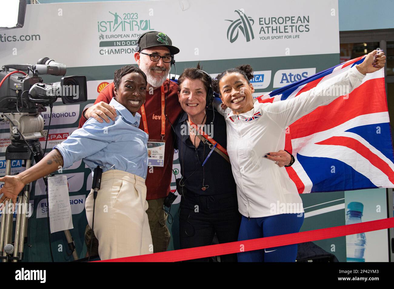 Jeanette Kwakye, Sandy Batho, Jazmin Sawyers und Kameramann. BBC-Interviewteam beim Weitsprung-Finale der Frauen bei der Europameisterschaft der Leichtathletik in der Ataköy Athletics Arena in Istanbul, Türkiye. Foto von Gary Mitchell Stockfoto