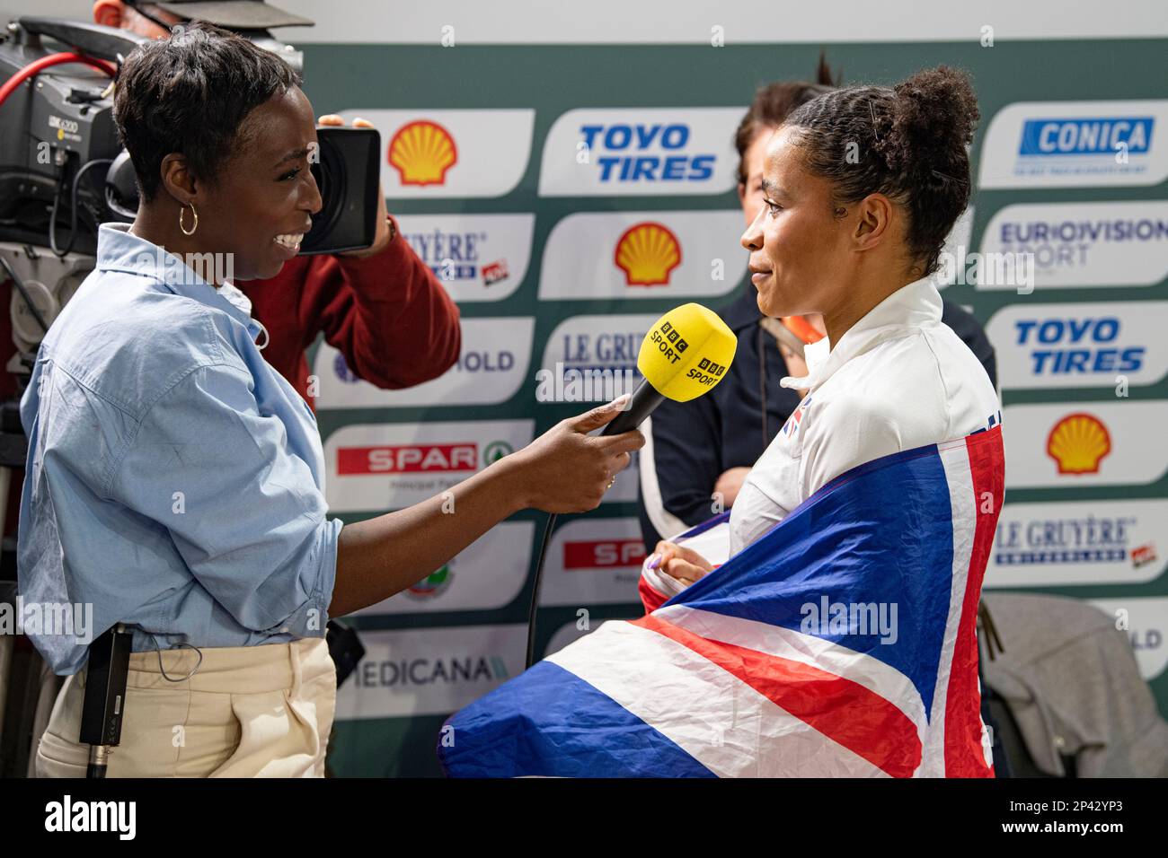 Jeanette Kwakye interviewt Jazmin Sawyers of Great Britain & NI, nachdem sie bei der Europameisterschaft der Leichtathletik in der Ataköy Athletics Arena in Istanbul, Türkiye, das Langsprung-Finale der Frauen gewonnen hatte. Foto von Gary Mitchell Stockfoto