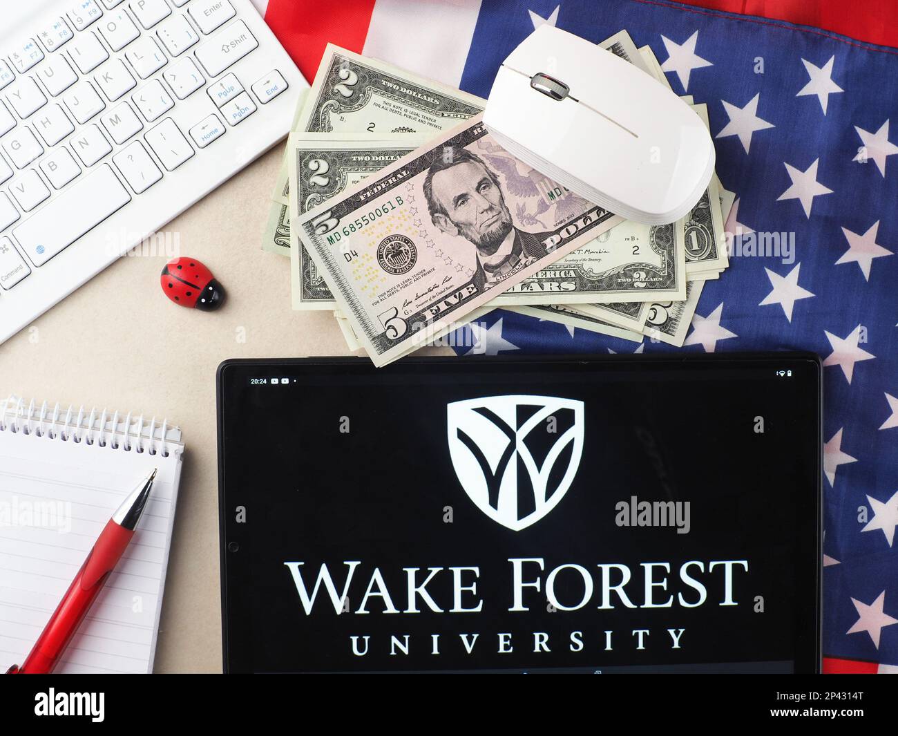Deutschland. 5. März 2023. In dieser Fotoabbildung wird das Logo der Wake Forest University auf einem Tablet angezeigt. (Kreditbild: © Igor Golovniov/SOPA Images via ZUMA Press Wire) NUR REDAKTIONELLE VERWENDUNG! Nicht für den kommerziellen GEBRAUCH! Stockfoto