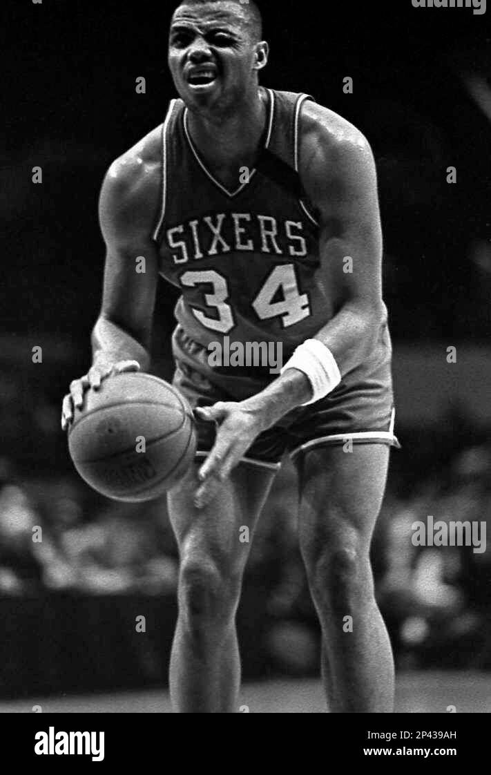 Charles Barkley 34 of the Philadelphia 76ers prepares to shoot a free throw.Circa the 1980 s. Icon Sportswire via AP Images Stockfotografie Alamy