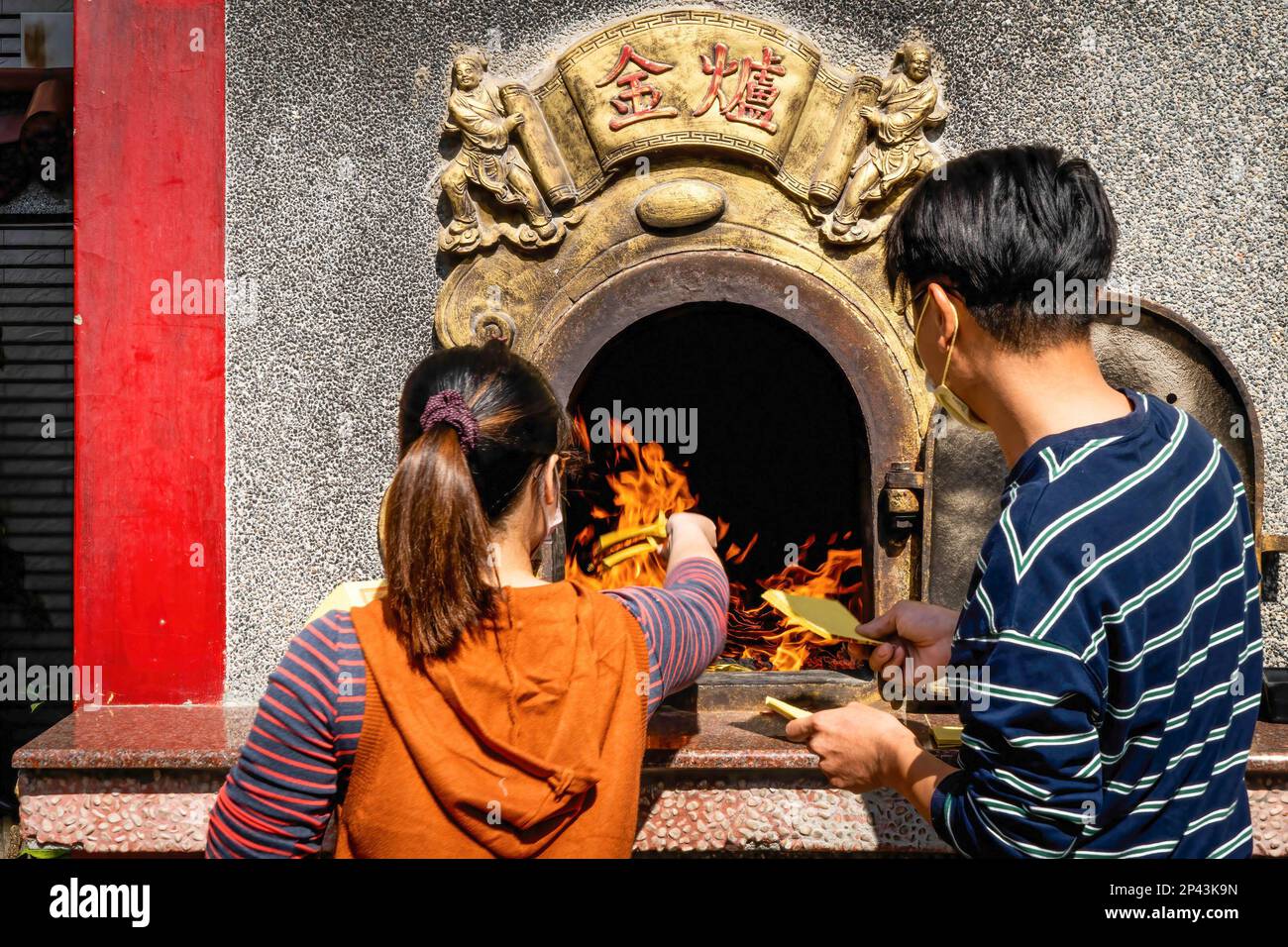 Buddhisten verbrennen Haufen Falschgeld als Teil eines Gebetsrituals. Das tägliche Leben in Taichung, der zweitgrößten Stadt Taiwans. Um mehr internationale Touristen anzulocken, kündigte die taiwanesische Regierung kürzlich an, dass sie 5000 Taiwan-Dollar (ca. 165 USD) als Teil eines Konjunkturpakets zur Unterstützung der Reisesubventionierung für Touristen bereitstellen werde. Stockfoto