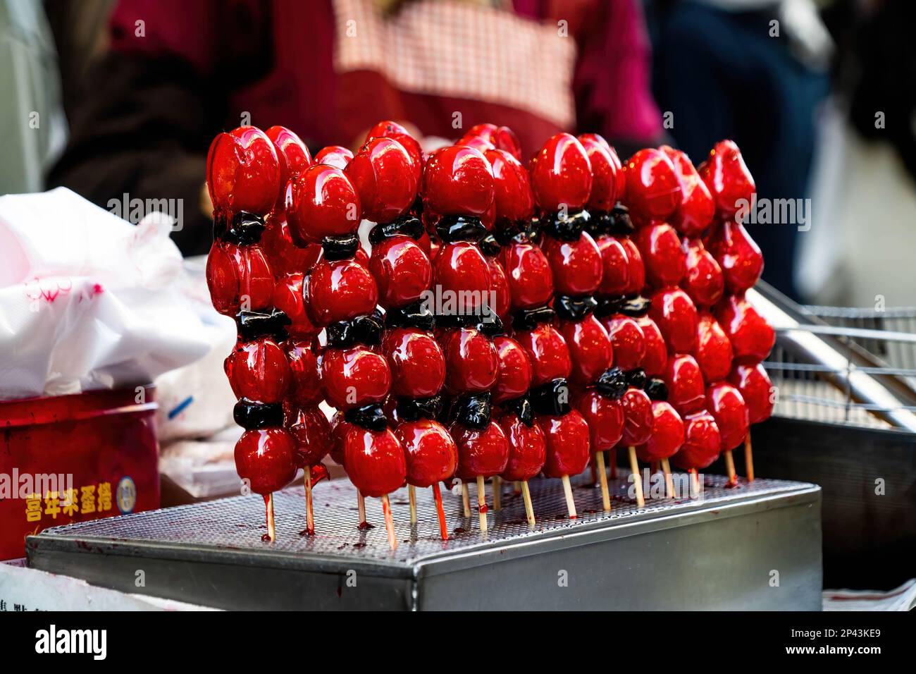 Zuckerbeschichtete Erdbeeren auf einem Stock werden auf einem Markt in Taichung zum Verkauf angeboten. Das tägliche Leben in Taichung, der zweitgrößten Stadt Taiwans. Um mehr internationale Touristen anzulocken, kündigte die taiwanesische Regierung kürzlich an, dass sie 5000 Taiwan-Dollar (ca. 165 USD) als Teil eines Konjunkturpakets zur Unterstützung der Reisesubventionierung für Touristen bereitstellen werde. Stockfoto