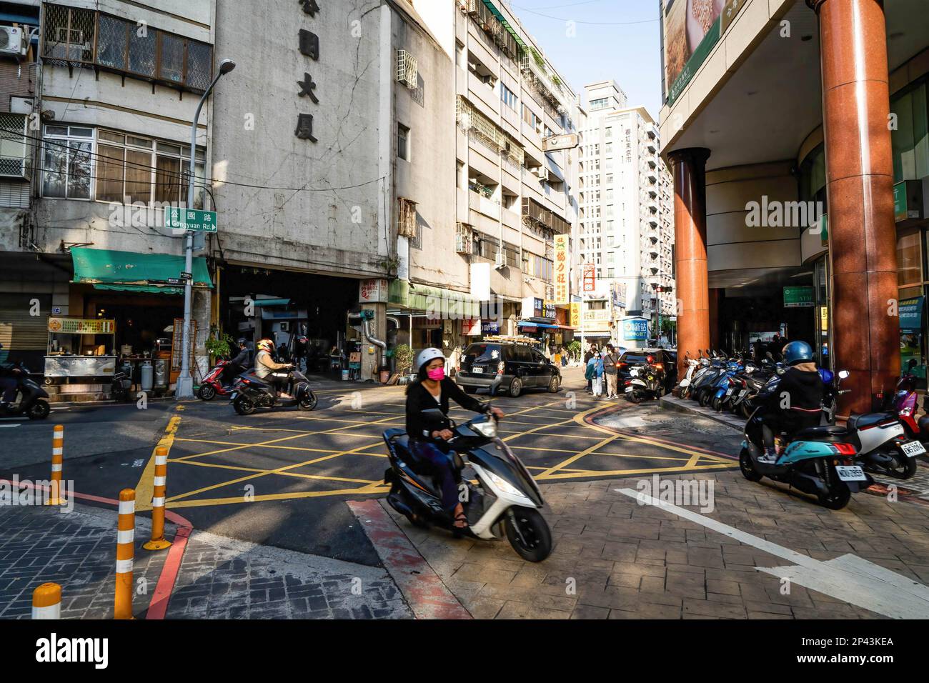 Ein Motorradfahrer schneidet eine Ecke in einer Gasse in Taichung. Das tägliche Leben in Taichung, der zweitgrößten Stadt Taiwans. Um mehr internationale Touristen anzulocken, kündigte die taiwanesische Regierung kürzlich an, dass sie 5000 Taiwan-Dollar (ca. 165 USD) als Teil eines Konjunkturpakets zur Unterstützung der Reisesubventionierung für Touristen bereitstellen werde. Stockfoto
