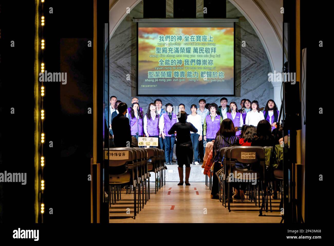 Die Leute singen in einer Abendveranstaltung in einer christlichen Kirche in Taichung. Das tägliche Leben in Taichung, der zweitgrößten Stadt Taiwans. Um mehr internationale Touristen anzulocken, kündigte die taiwanesische Regierung kürzlich an, dass sie 5000 Taiwan-Dollar (ca. 165 USD) als Teil eines Konjunkturpakets zur Unterstützung der Reisesubventionierung für Touristen bereitstellen werde. Stockfoto