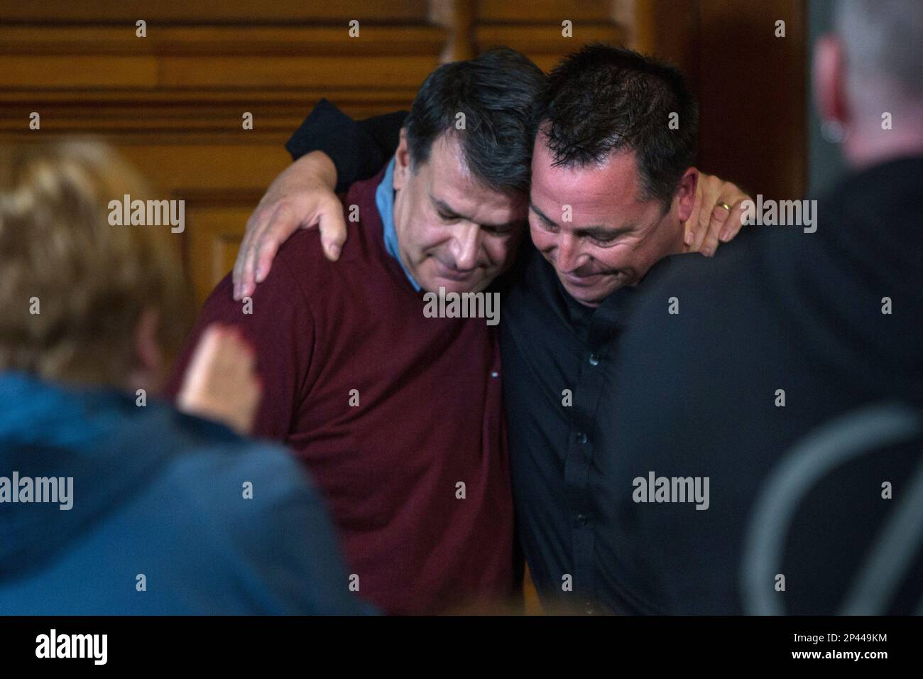 Abuse survivors Al Michaud, left, and Jim Keenan, right, embrace after each spoke at a news conference announcing a lawsuit settlement against the Archdiocese of St. Paul and Minneapolis and the Diocese of Winona Monday, Oct. 13, 2014 at the Landmark Center in St. Paul. (AP Photo/Minnesota Public Radio, Jennifer Simonson) Stockfoto