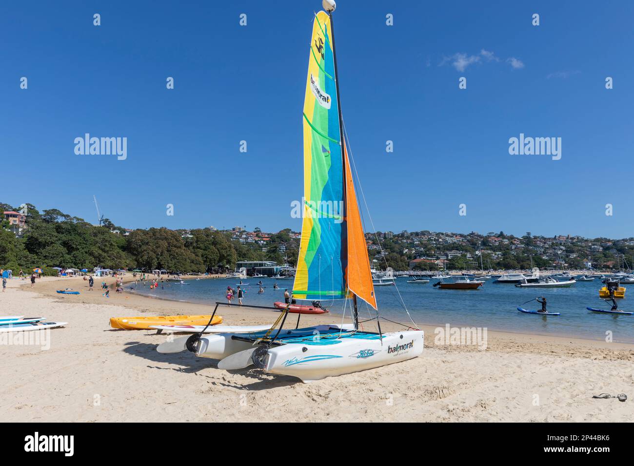 Balmoral Beach Sydney, balmoral Segelclub und Hobbiekatamaran mit Segeln am Sandstrand, Sydney, Australien blauer Himmel märz 2023 Stockfoto