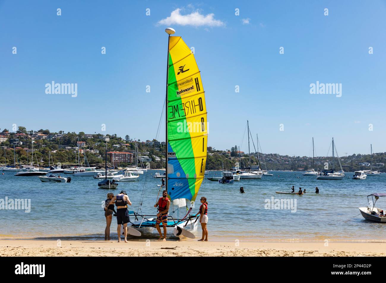 Balmoral Beach Sydney, balmoral Segelclub und Hobbiekatamaran mit Segeln am Sandstrand, Sydney, Australien blauer Himmel märz 2023 Stockfoto