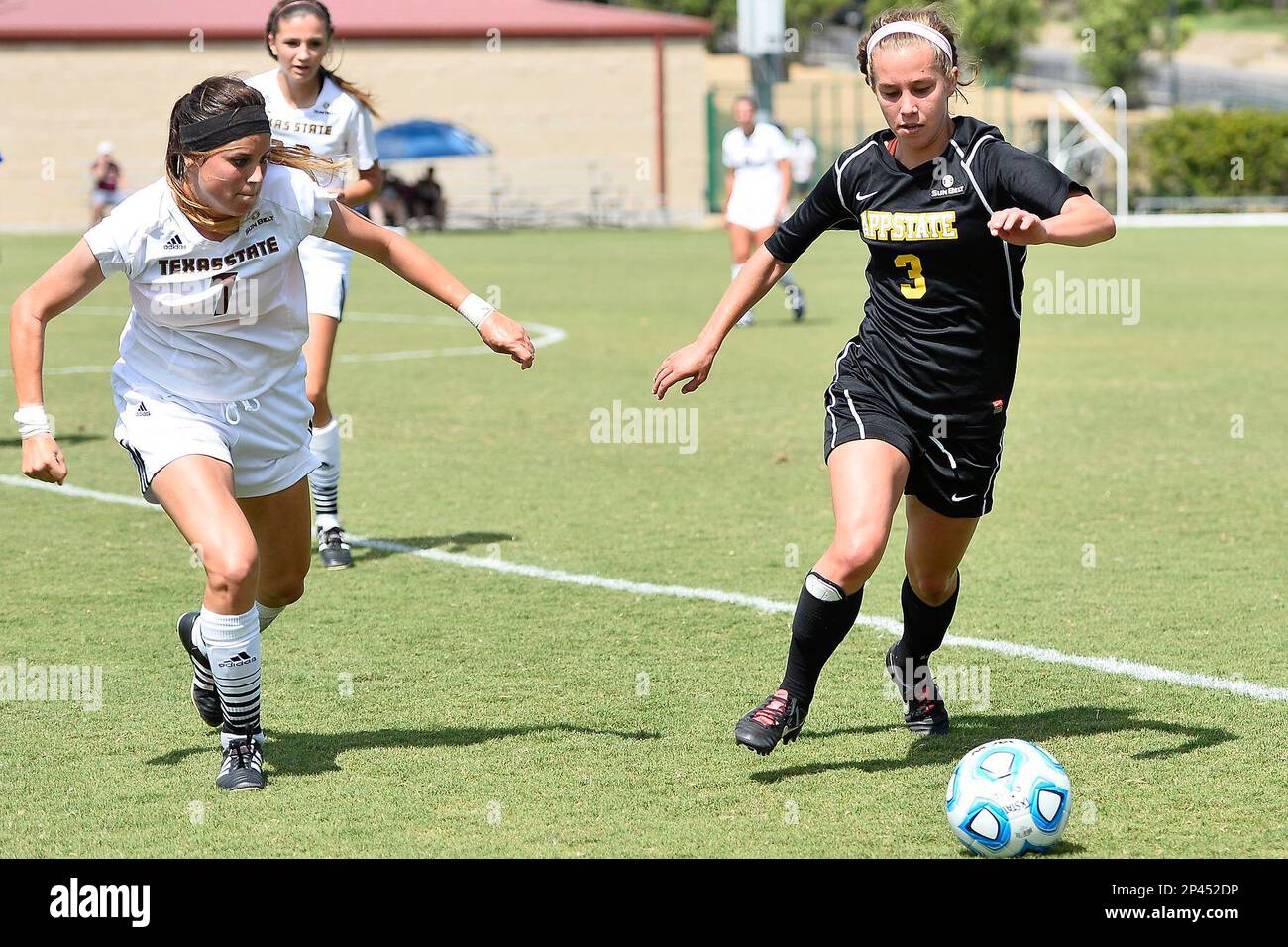 Texas State midfielder Ali Myers (7) and Appalachian State midfielder Jenni Loveless (3) go after the ball during second half of an NCAA soccer game, Sunday, October 05, 2014 in San Marcos, Tex. Tex State defeated Appalachian State 2-1in overtime. (Mo Khursheed/TFV Media via AP Images) Stockfoto