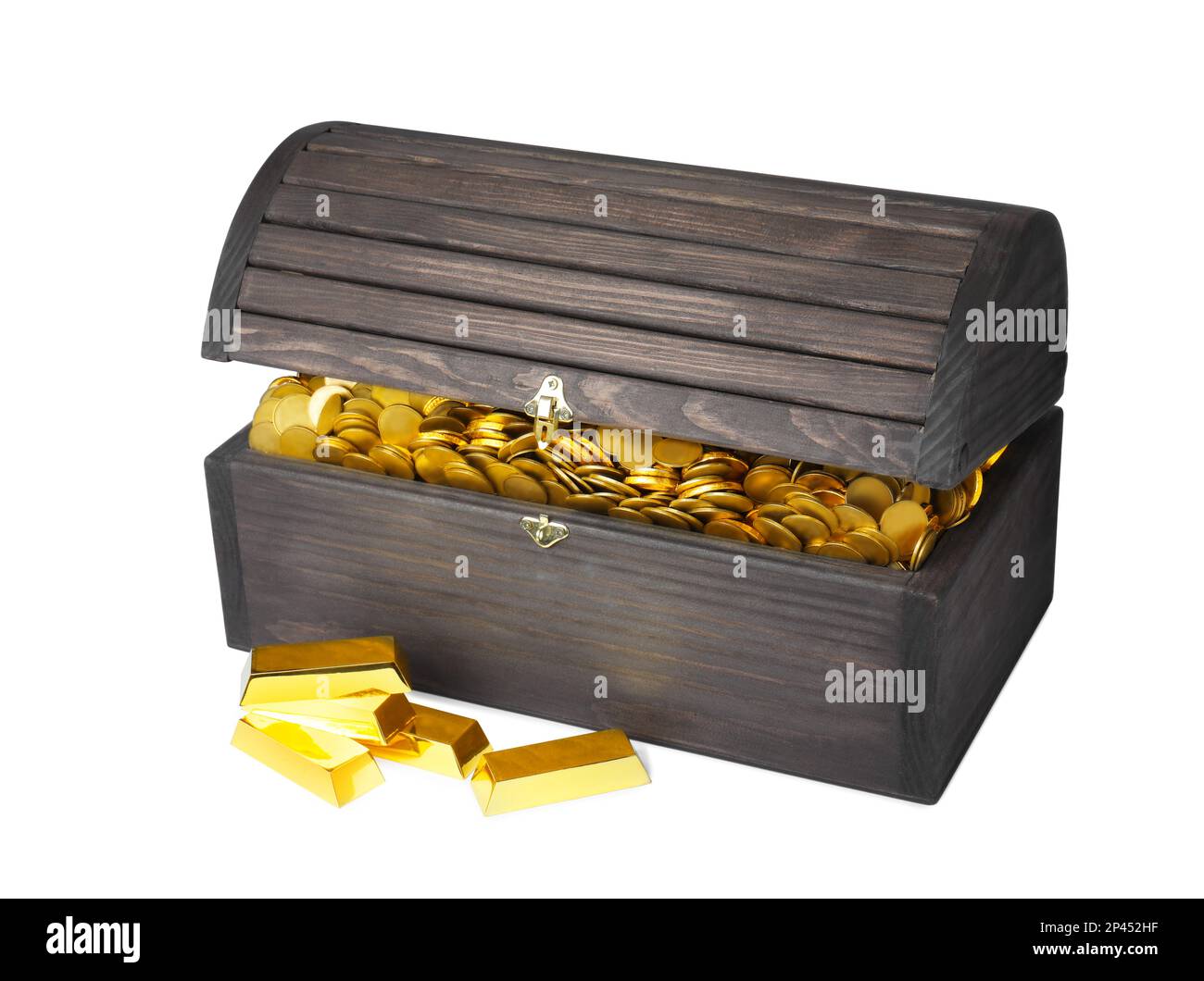 Offene Schatztruhe mit Münzen und goldenen Riegeln isoliert auf weiß Stockfoto