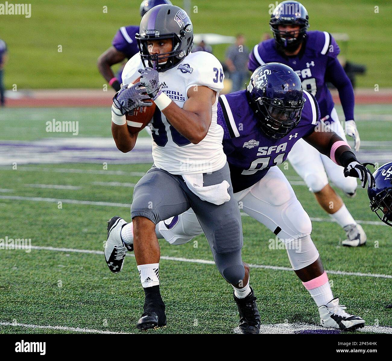 University of Central Arkansas running back Blake Veasley slips a tackle attempt by Stephen F. Austin State defensive lineman Rodney Timmons during the first quarter of the Southland Conference opener on Saturday, Oct. 4, 2014, in Nacogdoches, Texas. (AP Photo/The Daily Sentinel, Andrew D. Brosig) MANDATORY CREDIT Stockfoto