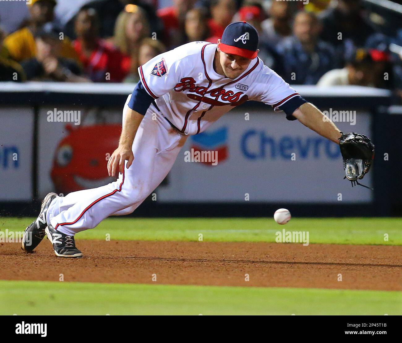 Atlanta Braves third baseman Phil Gosselin cannot catch up with a single hit by Pittsburgh Pirates' Josh Harrison during the seventh inning of a baseball game on Thursday, Sept. 25, 2014, in Atlanta. (AP Photo/Atlanta Journal-Constitution, Curtis Compton) MARIETTA DAILY OUT; GWINNETT DAILY POST OUT; LOCAL TELEVISION OUT; WXIA-TV OUT; WGCL-TV OUT Stockfoto