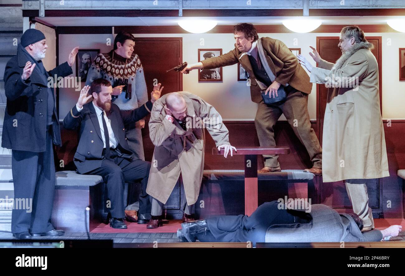 Hamburg, Deutschland. 02. März 2023. Die Schauspieler Peter Kaempfe (l-r) als Kapitän, Jannik Nowak als Rethorn, Nikolai Amadeus lang als Sohn, Colin Hausberg als Edgar, Anton Pleva als Eugen und Oskar Ketelhut als Doktor Caspary spielen auf der Fotoprobe von „DAT Füerschipp“. Das Stück, das auf der Geschichte von Siegfried Lenz basiert, feierte seine Premiere am 05.03.2023 im Ohnsorg Theater. Kredit: Markus Scholz/dpa/Alamy Live News Stockfoto