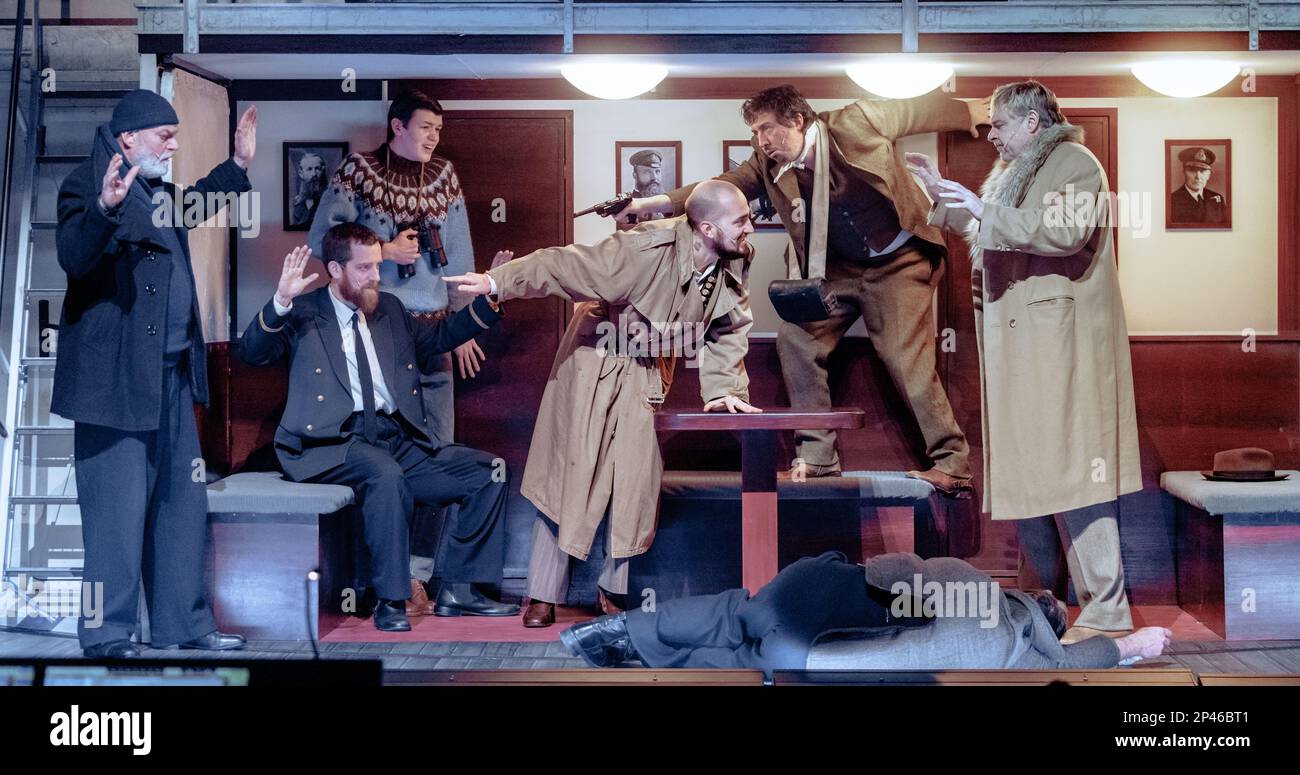 Hamburg, Deutschland. 02. März 2023. Die Schauspieler Peter Kaempfe (l-r) als Kapitän, Jannik Nowak als Rethorn, Nikolai Amadeus lang als Sohn, Colin Hausberg als Edgar, Anton Pleva als Eugen und Oskar Ketelhut als Doktor Caspary spielen auf der Fotoprobe von „DAT Füerschipp“. Das Stück, das auf der Geschichte von Siegfried Lenz basiert, feierte seine Premiere am 05.03.2023 im Ohnsorg Theater. Kredit: Markus Scholz/dpa/Alamy Live News Stockfoto