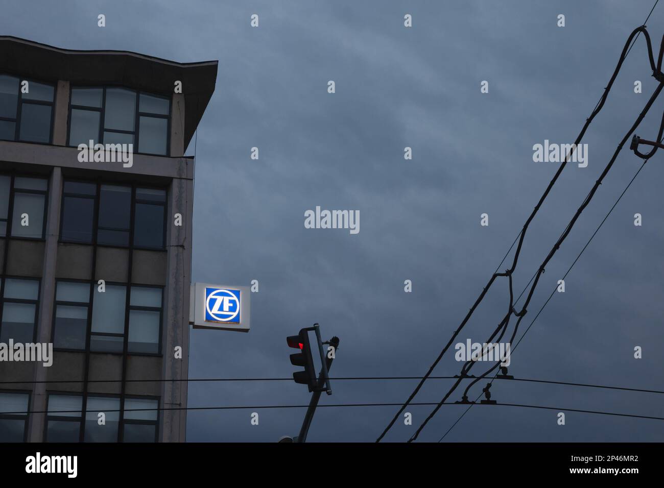 Foto des ZF-Konzernlogos auf dem lokalen Standort in Timisoara, Rumänien. ZF Friedrichshafen AG, auch ZF Group genannt, ursprünglich Zahnradfabrik Fr Stockfoto