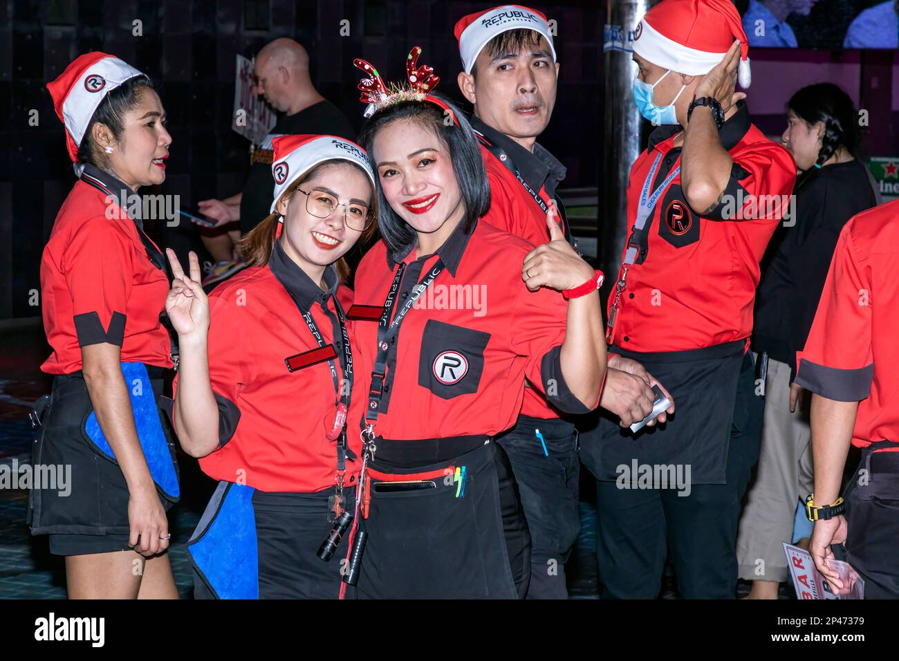 Barpersonal lockt Gäste an der Walking Street, Pattaya, Thailand, am Heiligabend an Stockfoto