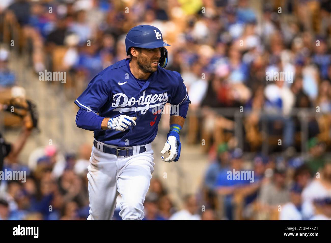 Los Angeles Dodgers Shortstop Chris Taylor (3) fliegt im fünften Inning eines MLB Spring Training Baseball Spiels auf der Camelback Ranch of Phoenix am Sonntag, 5. März 2023, in Phoenix zu Chicago White Sox Right Fielder Romy Gonzalez (12). AZ Die Dodgers besiegten die White Sox mit 8:4. (Thomas Fernandez /Image of Sport) Stockfoto