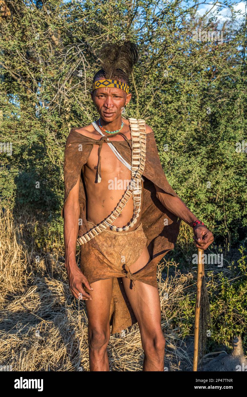 Afrika, Botswana, Kalahari Wüste. Portrait eines Jägers und Sammlers des !Kung Volkes, des San-Stammes. Stockfoto