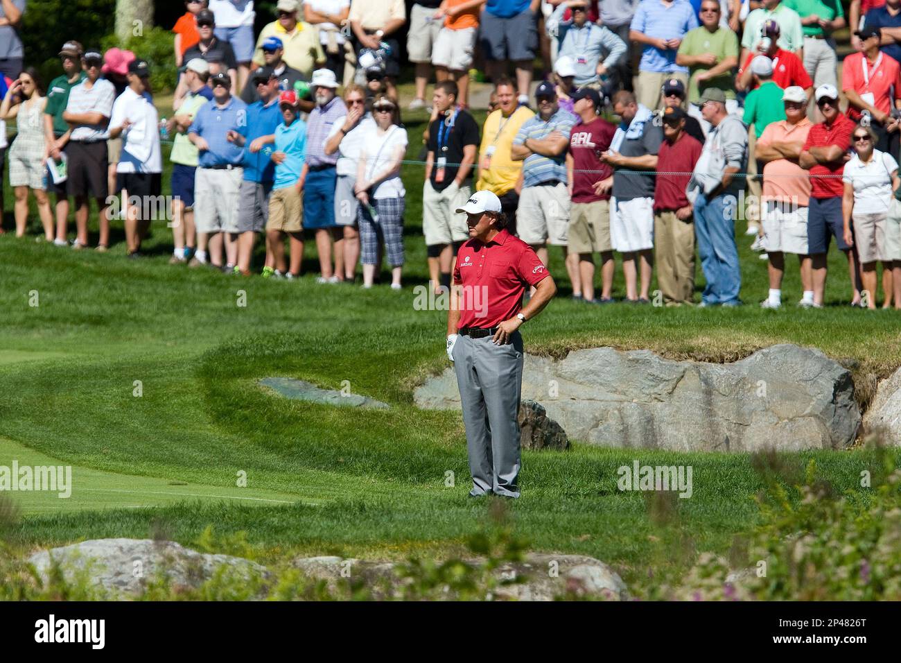 Aug. 30, 2014 - Norton, Massachusetts, United States - August 30, 2014: Phil Mickelson searches for his ball near the 18th hole during the second round of the Deutsche Bank Championship at TPC Boston. Anthony Nesmith/CSM (Cal Sport Media via AP Images) Stockfoto