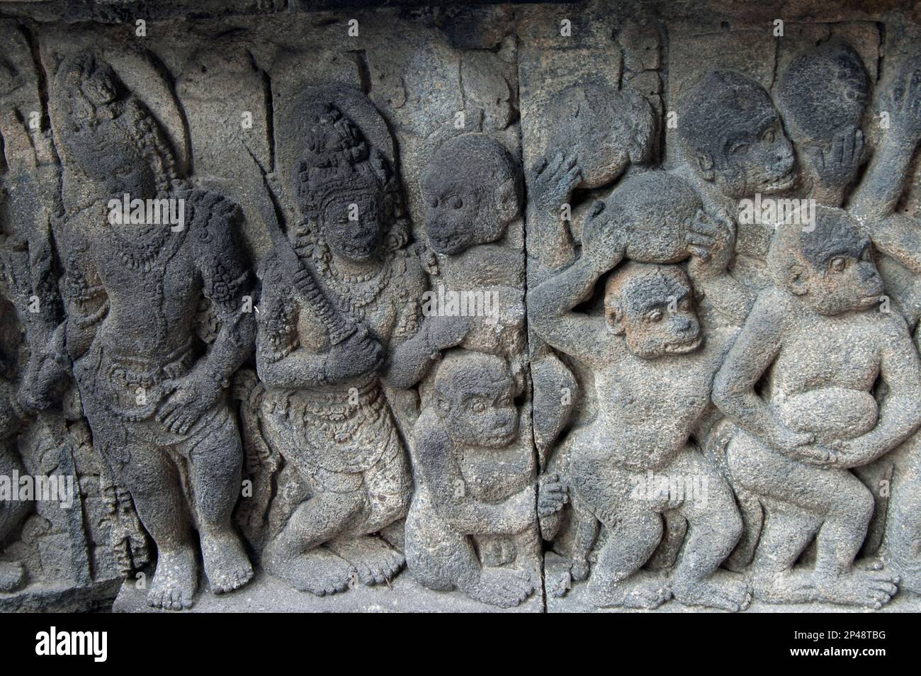 Relief der Ramayana Szene, wo die Affenarmee Rama's Bridge, Prambanan Temple, Yogyakarta, Central Java, Indonesien baut Stockfoto