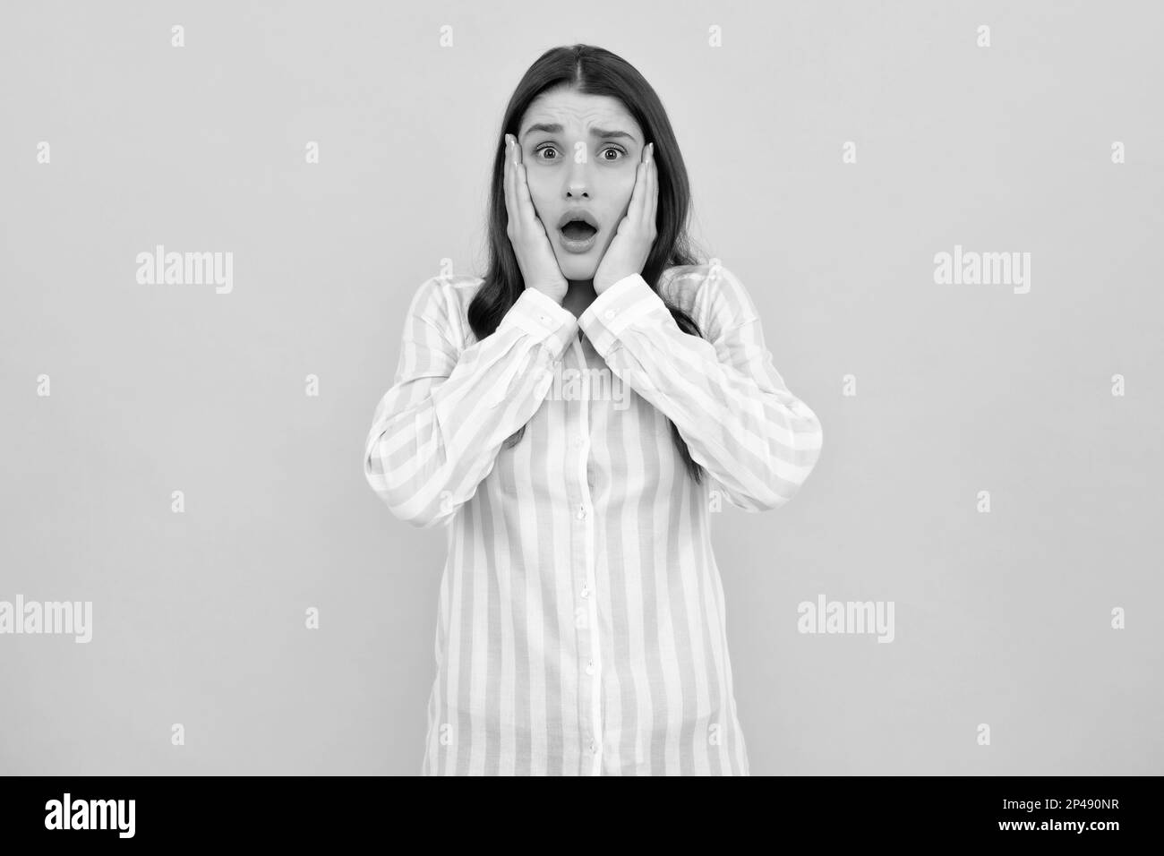 Überraschte junge Frau mit offenem Mund. Aufgeregt weibliches Gesicht. Portrait von aufgeregt erstaunt keuchend Mädchen. Ausdrucksstarke Gesichtsausdrücke. Stockfoto