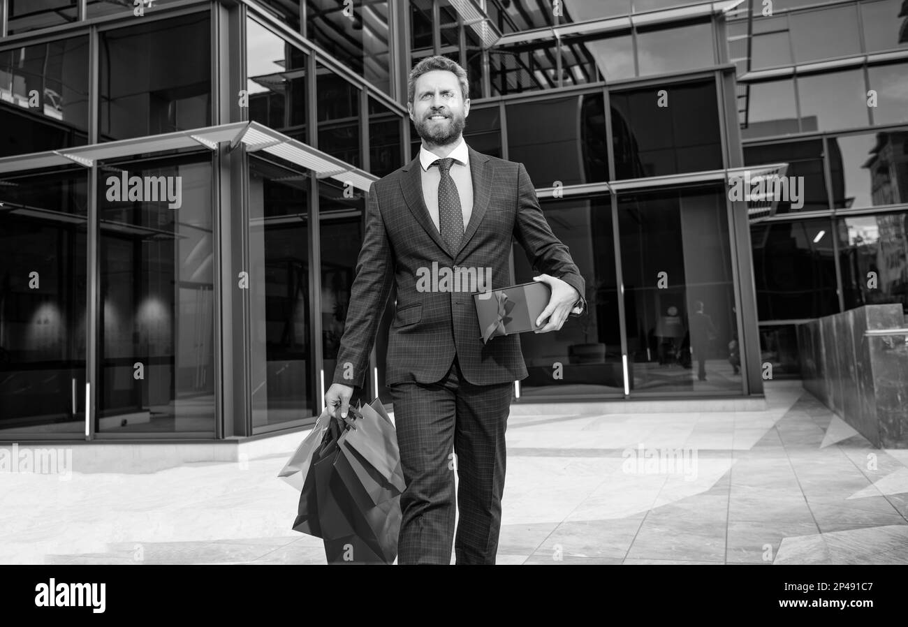 Fröhlicher Geschäftsmann mit geschäftlicher Belohnung. Anlass Gruß. Stockfoto