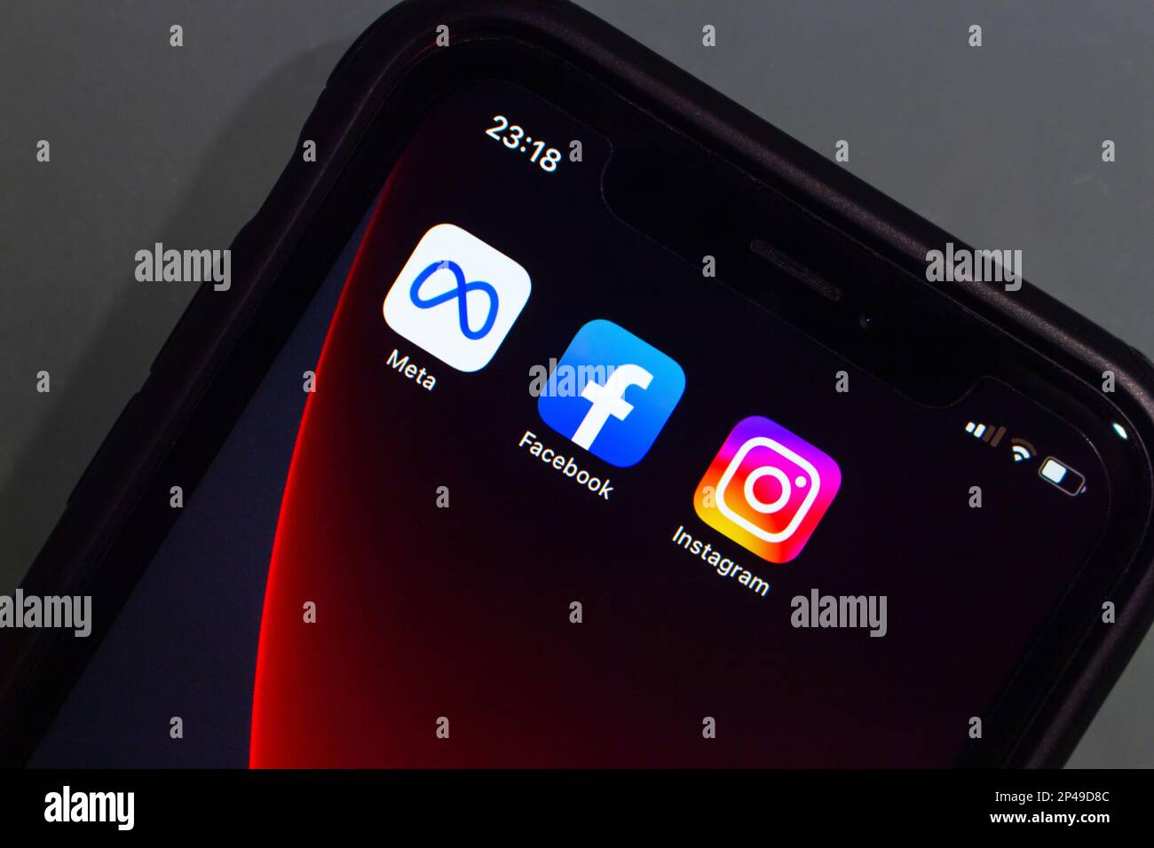 Vancouver, KANADA - Feb 27 2023 : Nahaufnahmen von Meta Platforms, Inc., Facebook und Instagram auf einem iPhone-Bildschirm. Stockfoto