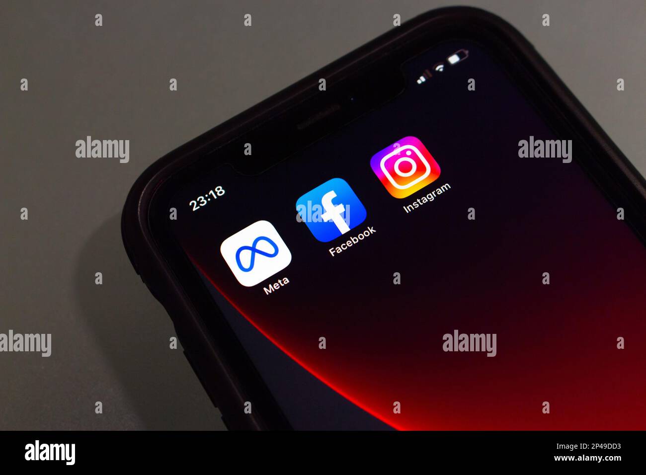 Vancouver, KANADA - Feb 27 2023 : Nahaufnahmen von Meta Platforms, Inc., Facebook und Instagram auf einem iPhone-Bildschirm. Stockfoto