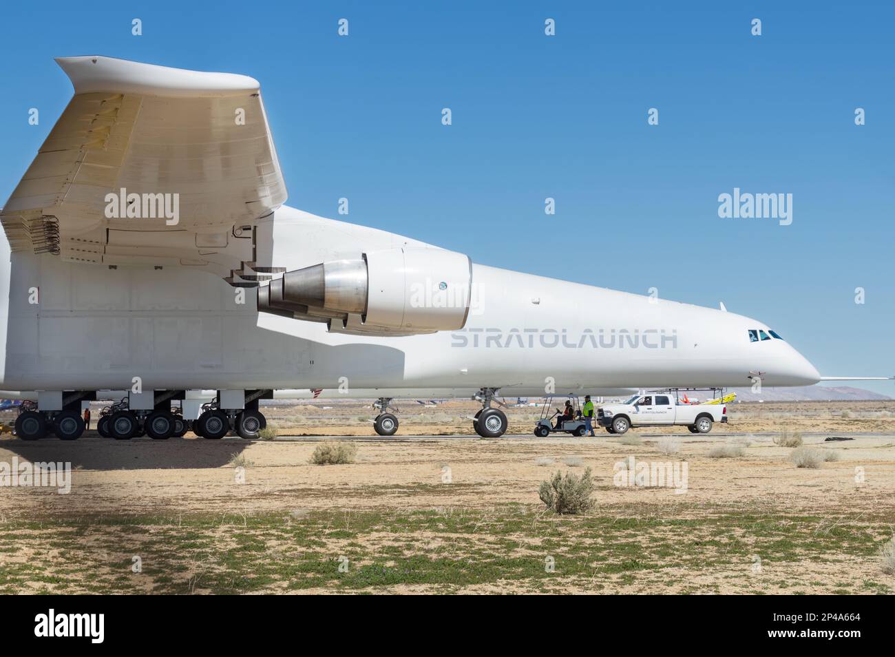 Mojave Air and Space Port, Kalifornien, USA - 3. März 2023: Das Stratolaunch-Flugzeug fährt Rollen. Es gilt als das größte Flugzeug i Stockfoto