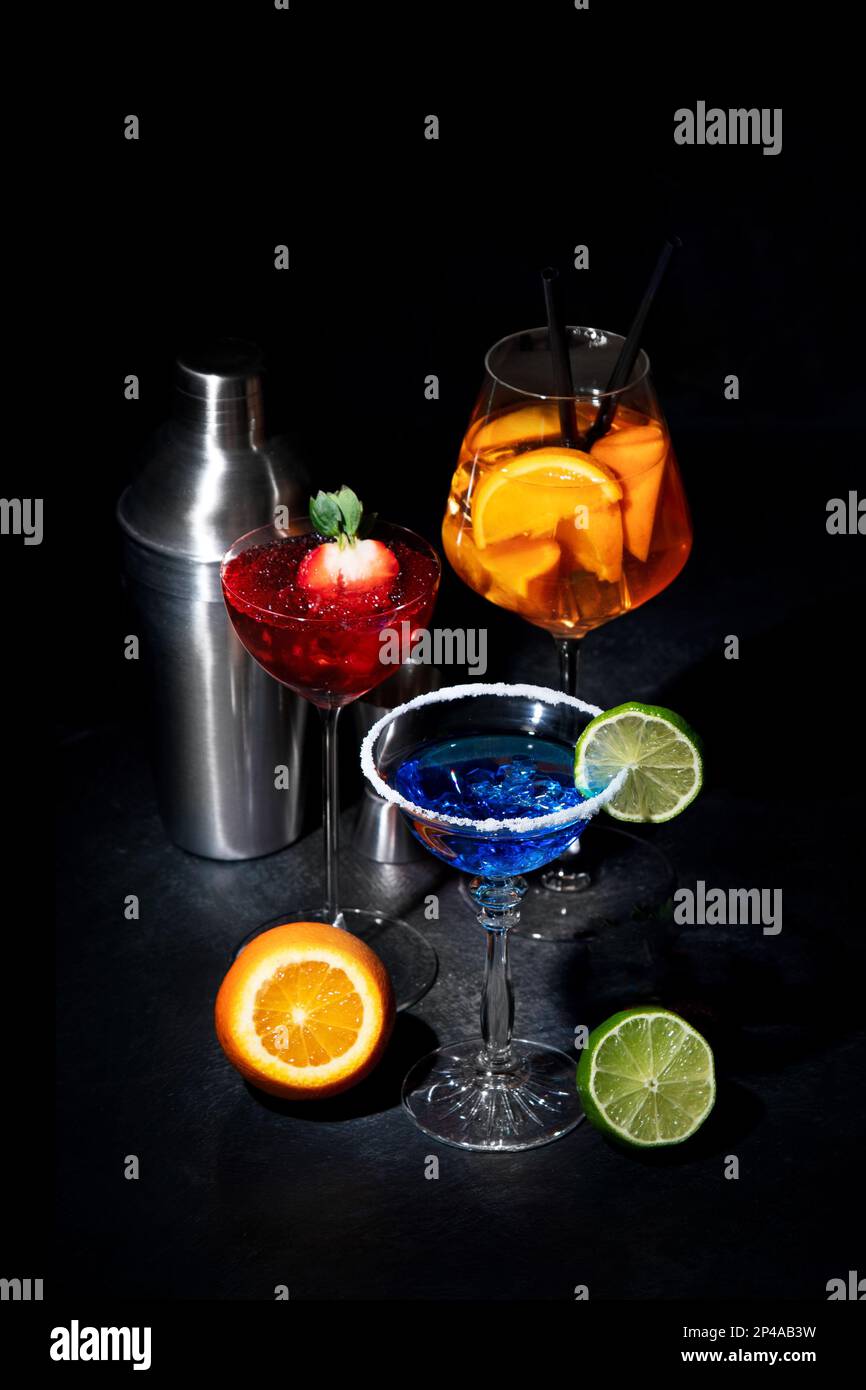 Verschiedene bunte Cocktails auf schwarzem Hintergrund. Klassisches Longdrink-Cocktail-Menü. Stockfoto