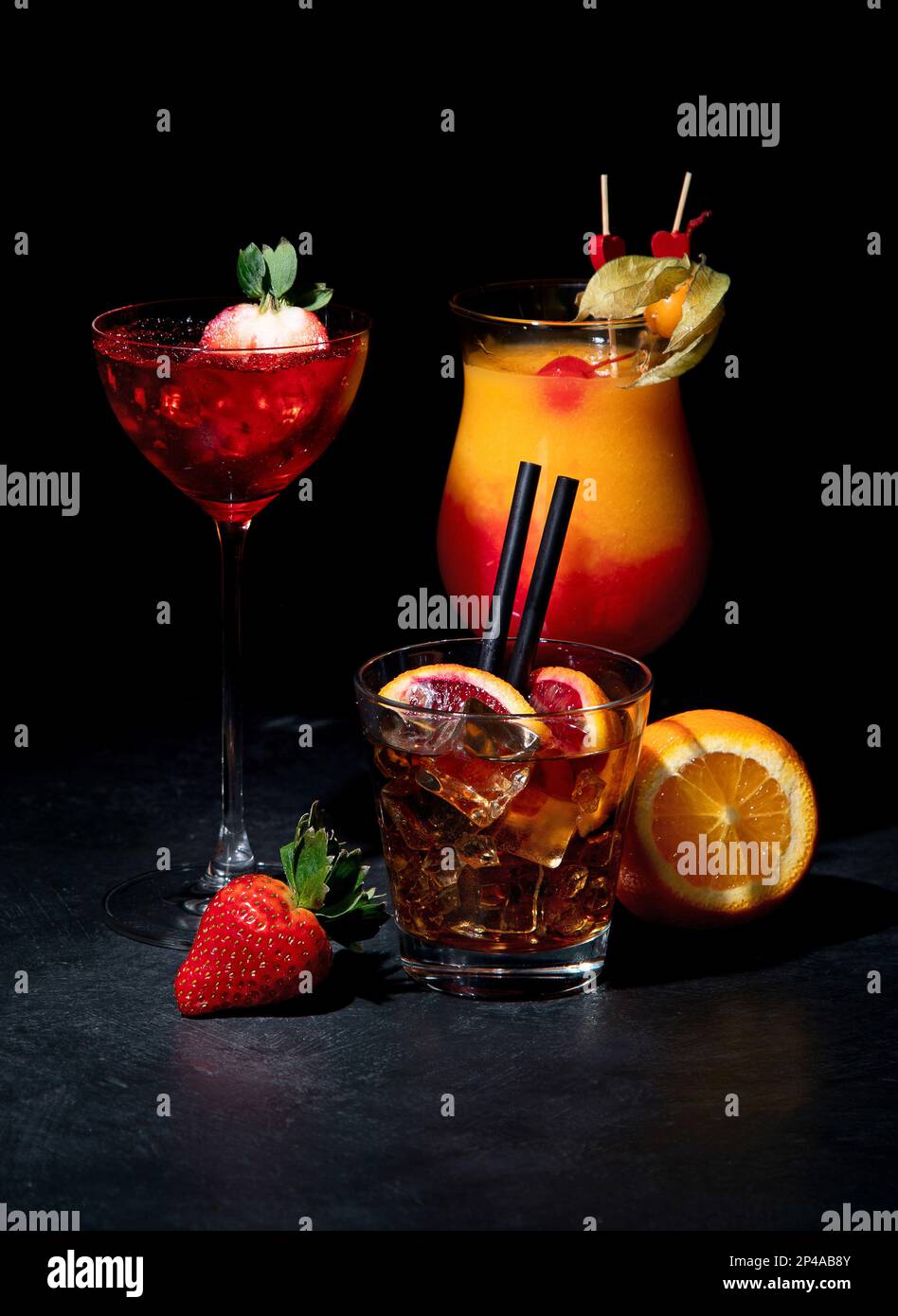 Verschiedene bunte Cocktails auf schwarzem Hintergrund. Klassisches Longdrink-Cocktail-Menü. Stockfoto