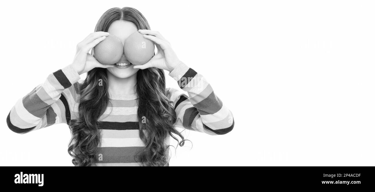 Aussehen. Vitamin und Diät. Kind, das gesunde Nahrung isst. Gesundheit im Kindesalter. Zitrusfrüchte. Kindermädchen-Portrait mit orangefarbenem, horizontalem Poster. Banner Stockfoto