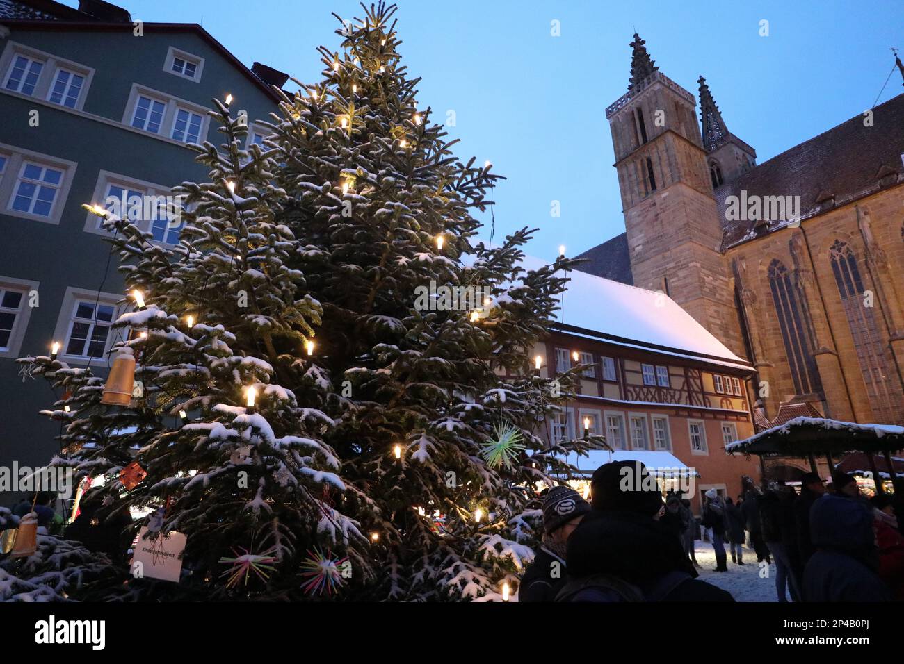 Weihnachtsbeleuchtung in der Altstadt von Rothenburg ob der Tauber Stockfoto