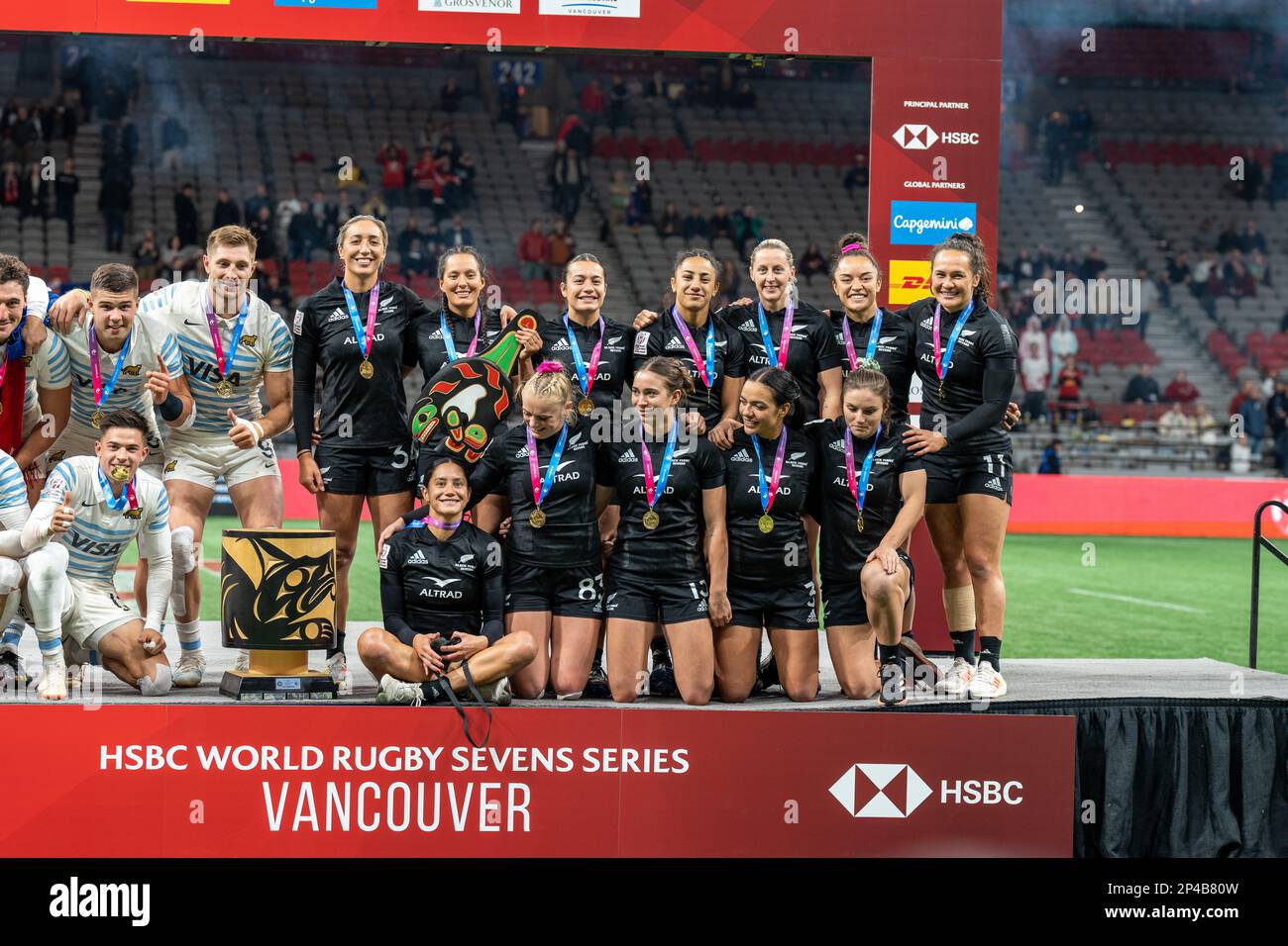 Vancouver, Kanada. 5. März 2023. Frauen Gold-Medaillen Neuseelands Spieler posieren während des jährlichen HSBC World Rugby Sevens Series Turniers auf dem BC Place in Vancouver, Kanada, auf dem Podium. Kredit: Joe Ng/Alamy Live News. Stockfoto