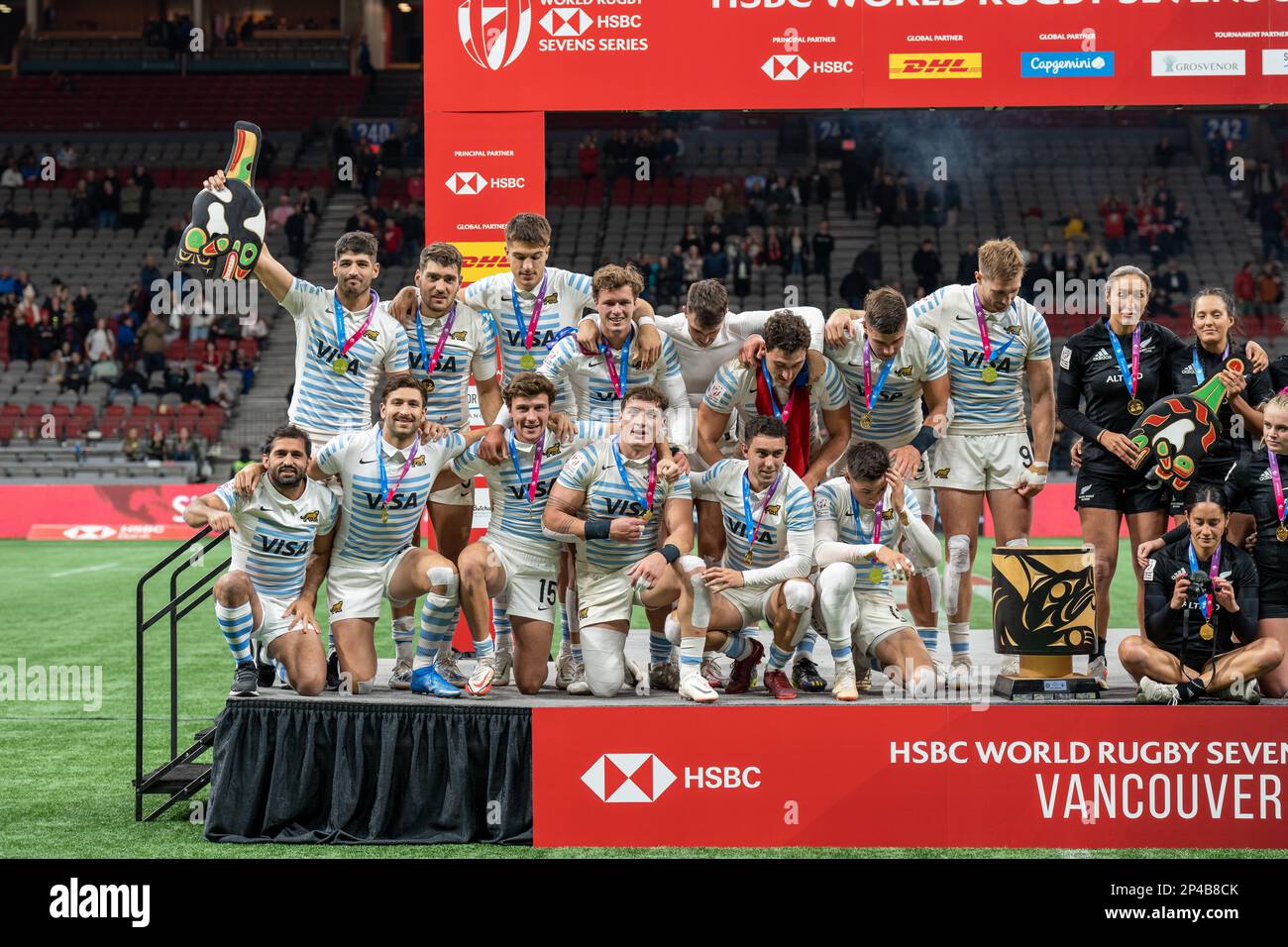 Vancouver, Kanada. 5. März 2023. Goldmedaillen für Herren Argentiniens Spieler posieren während des jährlichen HSBC World Rugby Sevens Series Turniers am BC Place in Vancouver, Kanada, auf dem Podium. Kredit: Joe Ng/Alamy Live News. Stockfoto