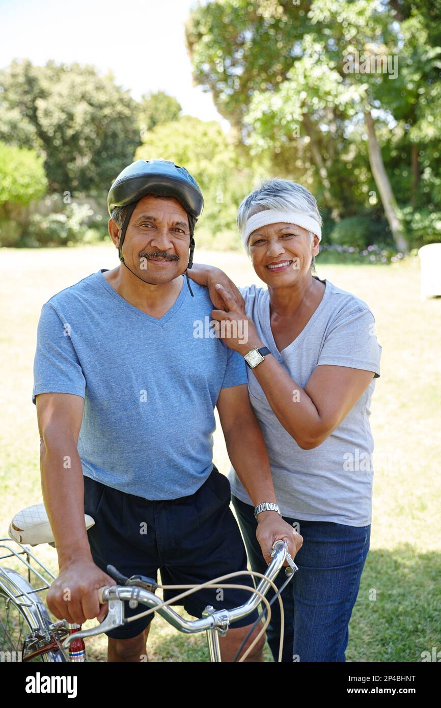 Das Alter bestimmt nicht unsere Fitness. Ein glückliches Seniorenpaar, das sich gemeinsam im Freien sportlich betätigen kann. Stockfoto