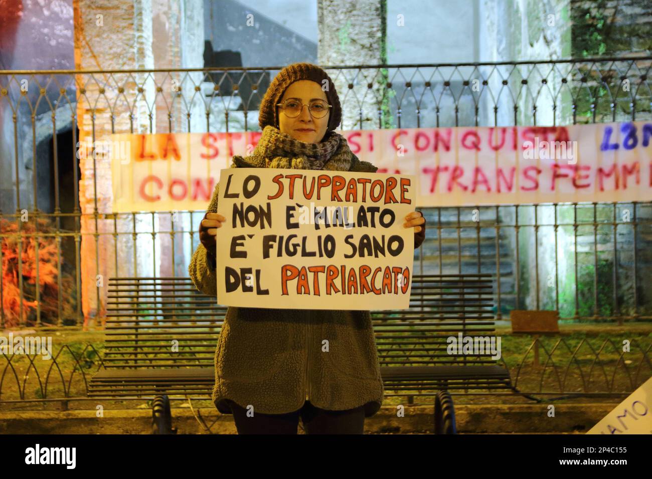 Nocera Inferiore, Salerno, Italien. 4. März 2023. Auf der Piazzetta Petrosini, im Herzen der Stadt Agrosarkee-Nocino, sahen wir Mädchen und Jungen aus „Casa del Popolo - Cohiba“, Amnesty International Agro Nocerino, „Compost Collettiva Transfemminista“, „La Ginestra“, die sich mit Kartellen und Diskussionen, ihrem Kampf gegen Gewalt gegen Körper und Ausbeutung behaupten. Gegen Meritokratie und Patriarchie. Eine Blitzmeute, um das Bewusstsein für den allgemeinen nationalen Streik vom 8. März (Frauentag) zu schärfen, um eine Flut von Feministen und Transfeministen zu erzeugen. (Kreditbild: © Pasqual Stockfoto