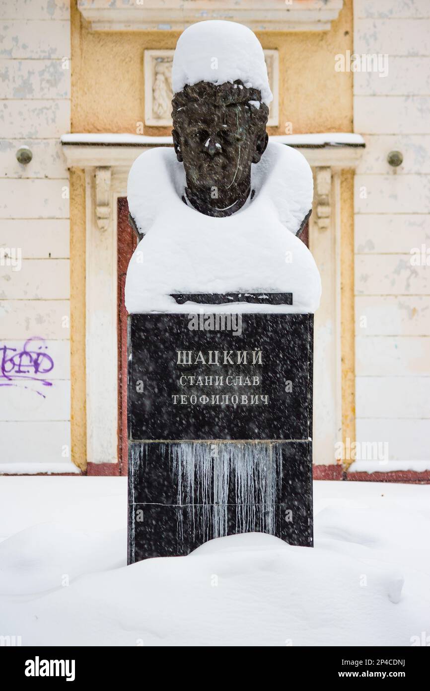 Denkmal für Lehrer S.T. Shatsky bedeckt mit Schnee während des Schneefalls im Winter: Obninsk, Russland - Februar 2021 Stockfoto