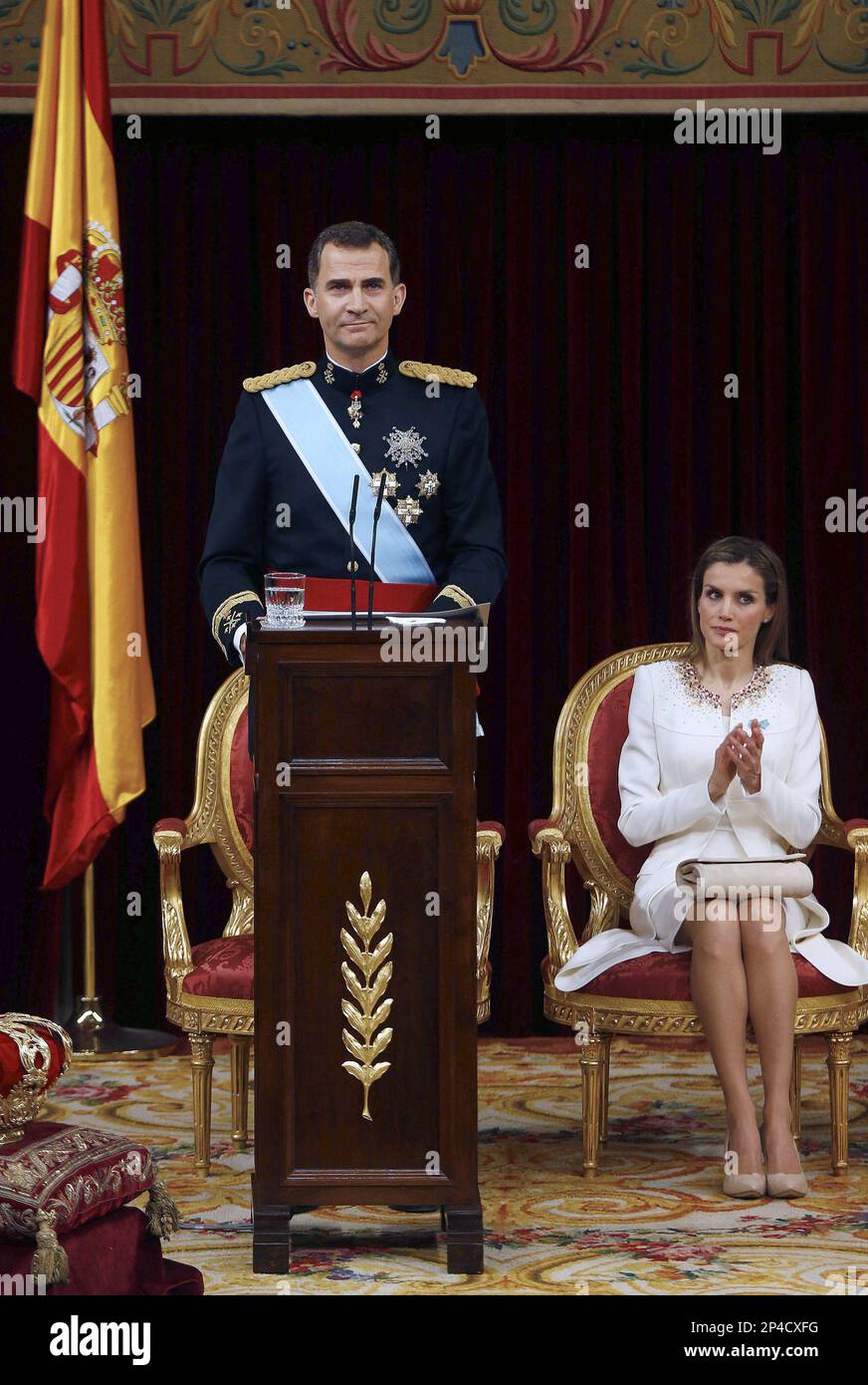 Spain's newly crowned King Felipe VI gives his speech next to his wife Spain's Queen Letizia during a swearing-in ceremony at the Spanish parliament in Madrid, Spain, Thursday, June 19, 2014. Felipe's father Juan Carlos, who reigned during four decades, stepped down after signing an abdication law Wednesday so that younger royal blood can rally a country beset by economic problems, including an unemployment rate of 25 percent. (AP Photo/Paco Campos, Pool) Stockfoto