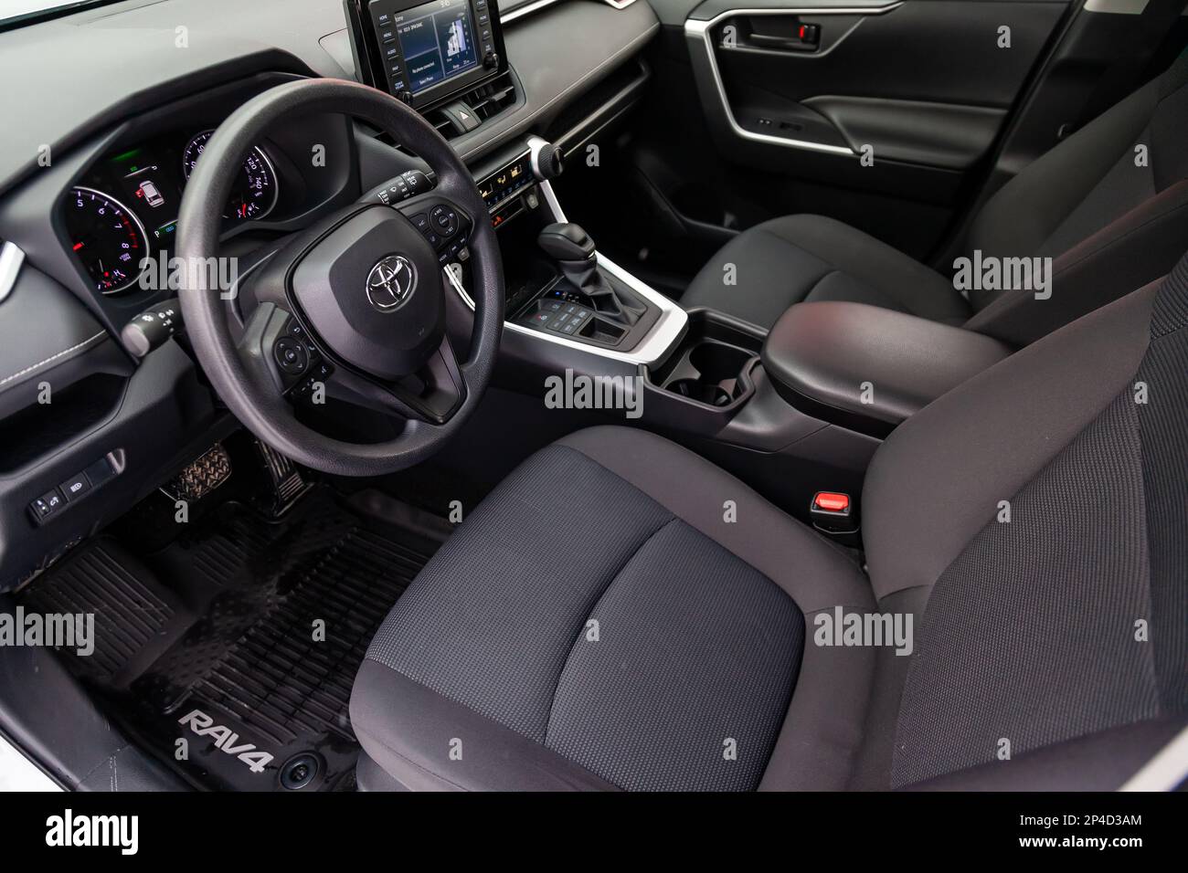 Novosibirsk, Russland - 03.04.2023: Der Innenraum des Autos Toyota Rav4 2018 mit Blick auf Lenkrad, Armaturenbrett, Sitze und Multimediasystem. Stockfoto