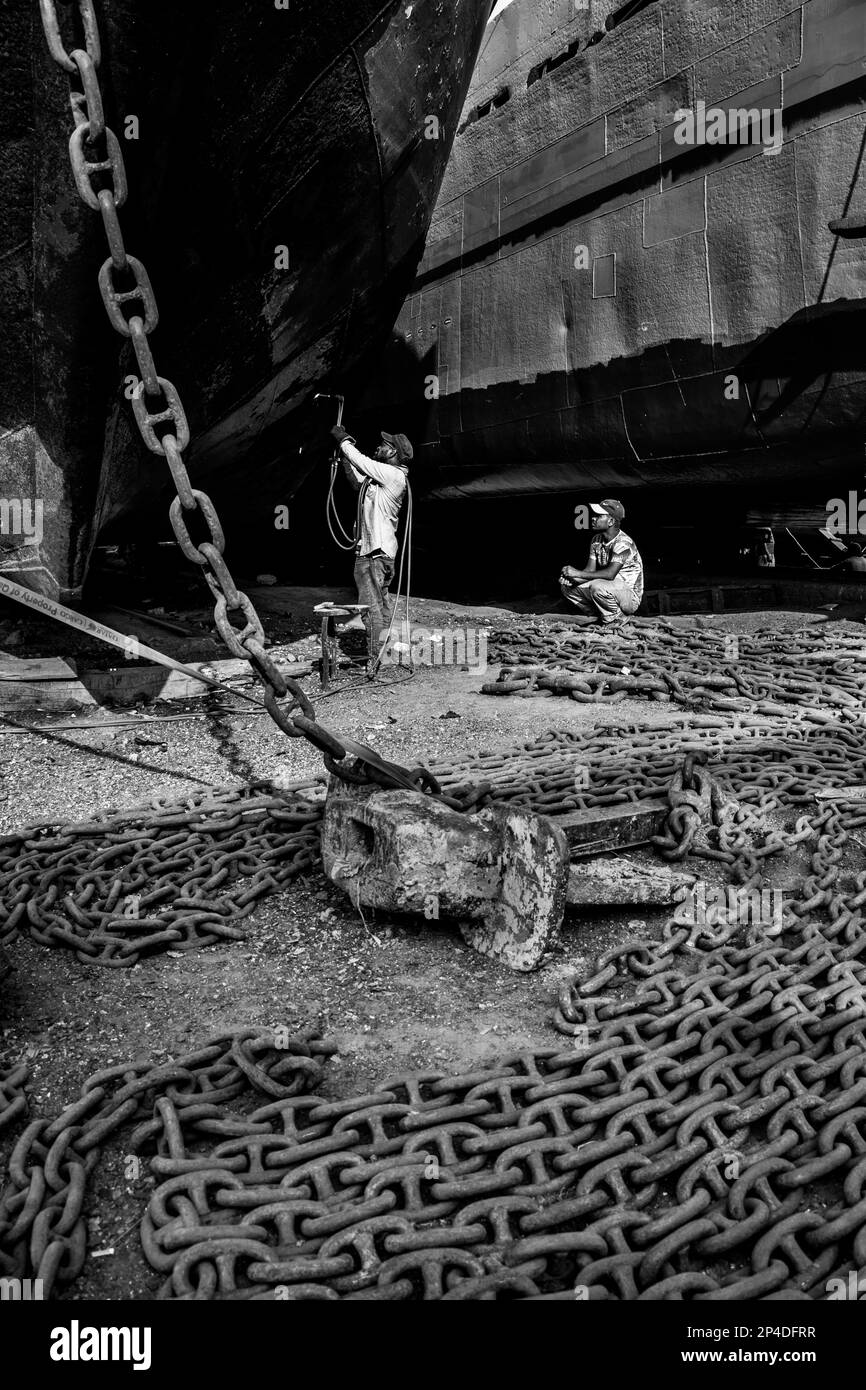 Fotodokumentation über Arbeiter in der Werft. Die Werften am Ufer der Hauptstadt Bangladesch. Sie zerschlagen riesige Transporte Stockfoto