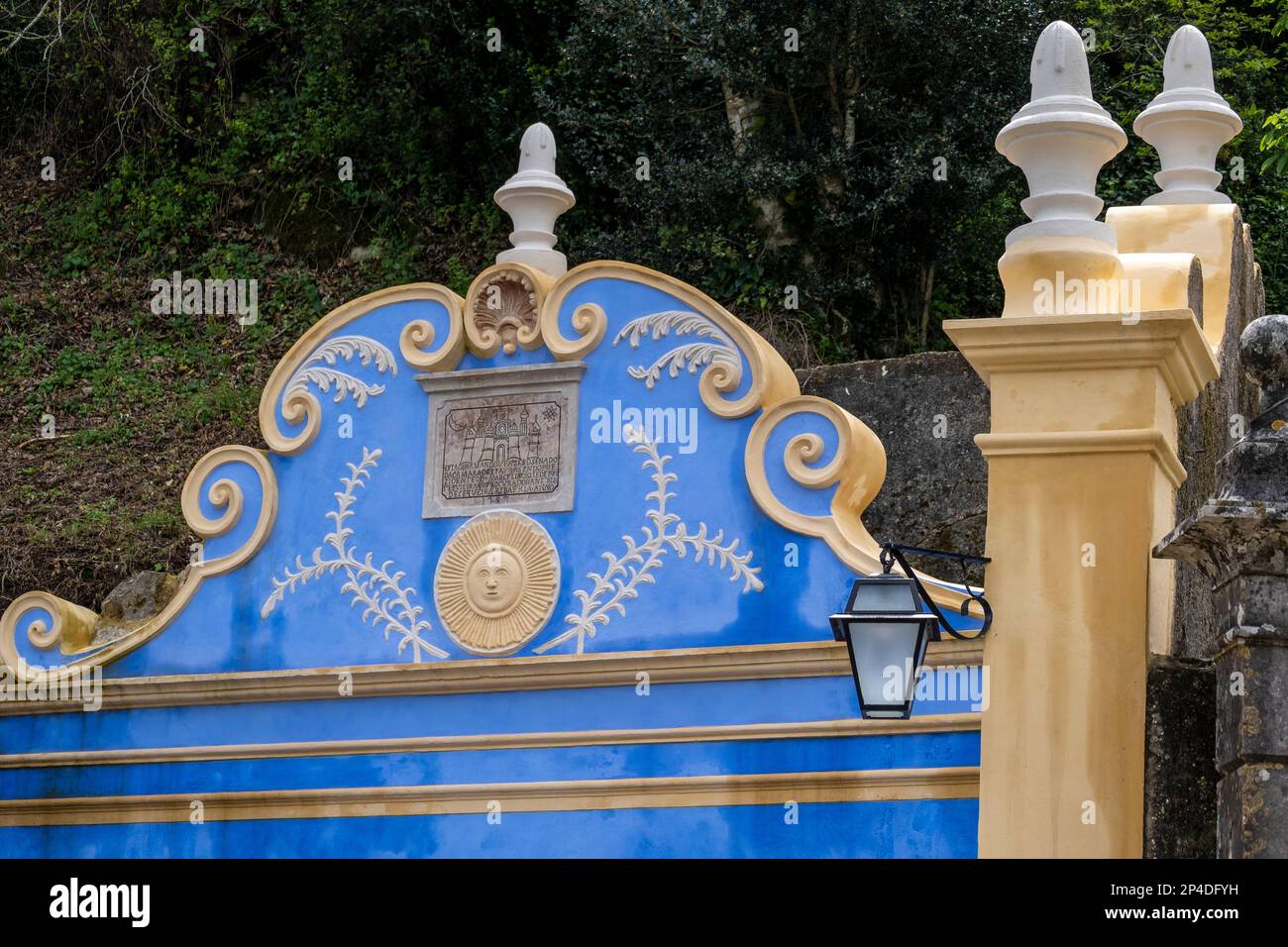 Sintra, Portugal -- hellblaues Tor und Brunnen mit dekorativer Sonne Stockfoto