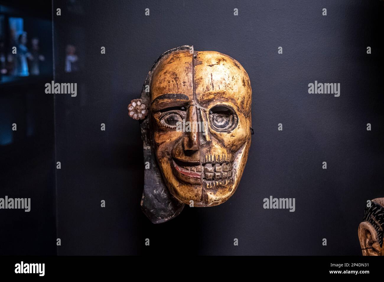 Traditionelle Lebens- und Todesmaske im Museu da Marioneta (Puppenmuseum von Lissabon), Lissabon, Portugal Stockfoto