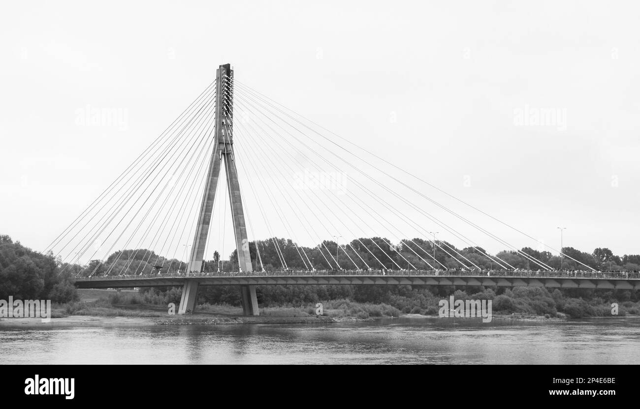 Betonpylon mit befestigten Zugstangen der Swietokrzyski-Seilbahnbrücke über die Weichsel in Warschau, Schwarzweißbild Stockfoto