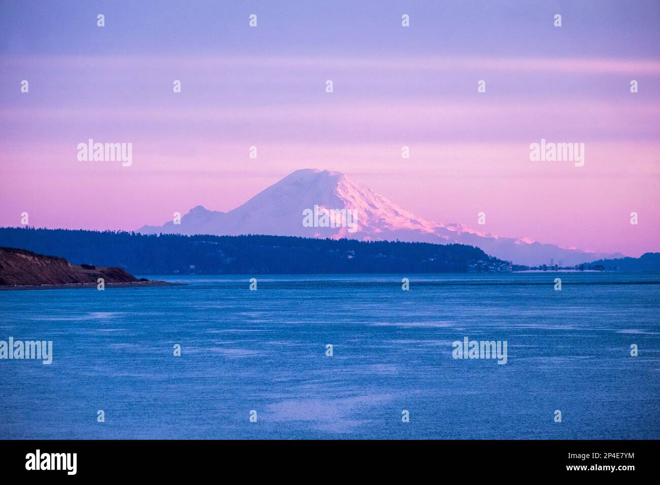 Mount Rainier bei Sonnenuntergang an einem Februar-Tag, Ebey's Landing, Whidbey Island, Washington Stockfoto