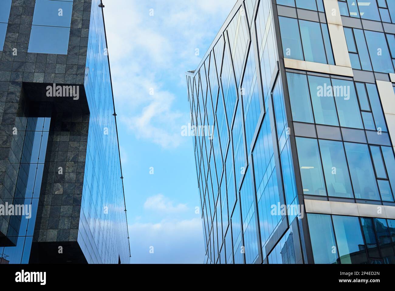 Modernes Bürogebäude mit Glasfassade. Wolkenkratzer außen. Architekturdetails. Stockfoto