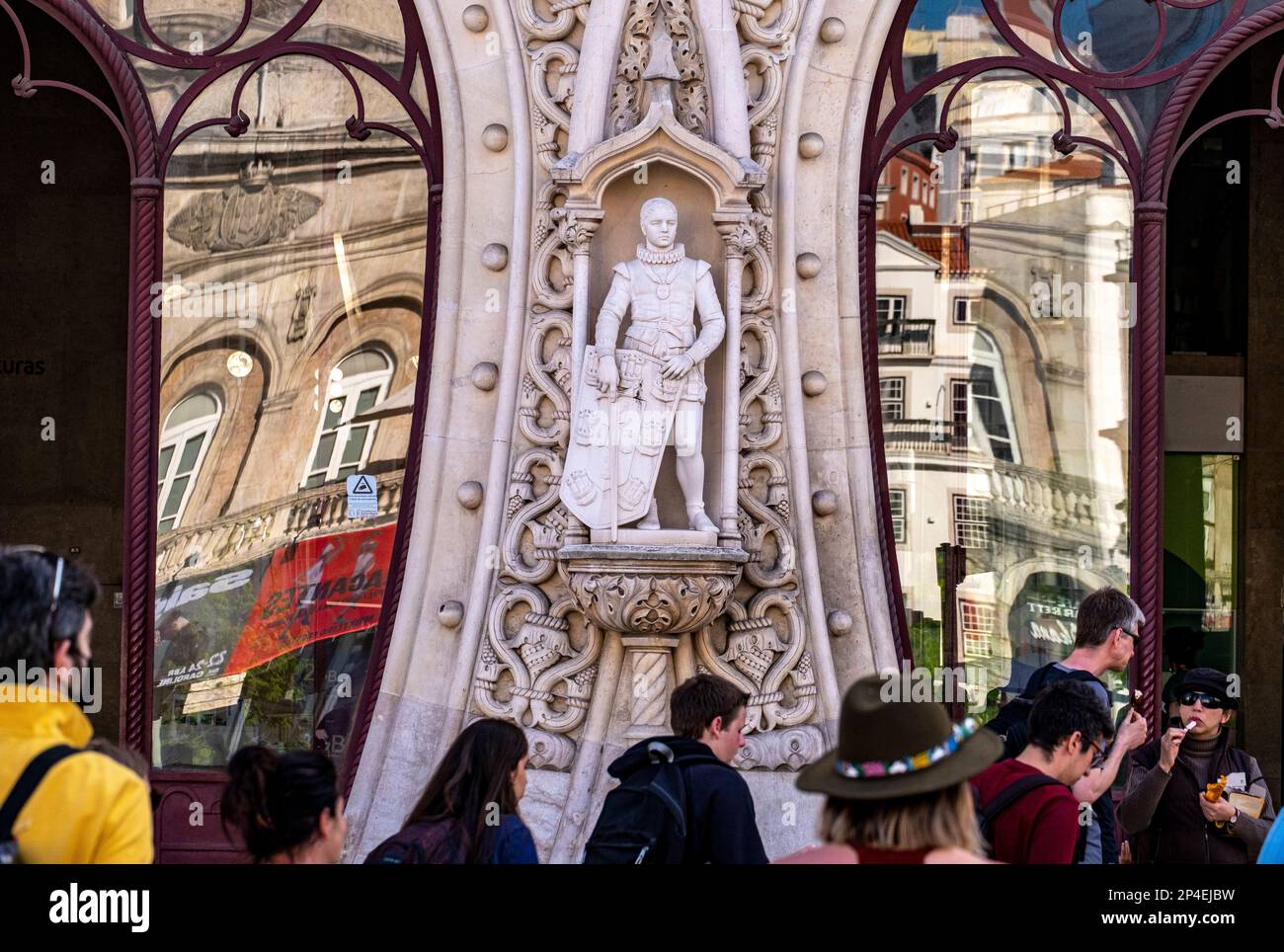 Aufwändige Steinfassade, Bahnhof Rossio, Lissabon, Portugal, Touristen und Pendler, die vorbeilaufen Stockfoto