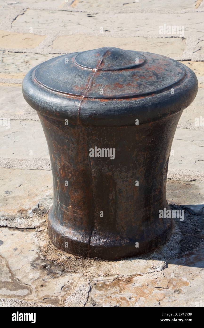 Rostige Ankerpoller – Nahaufnahme Stockfoto