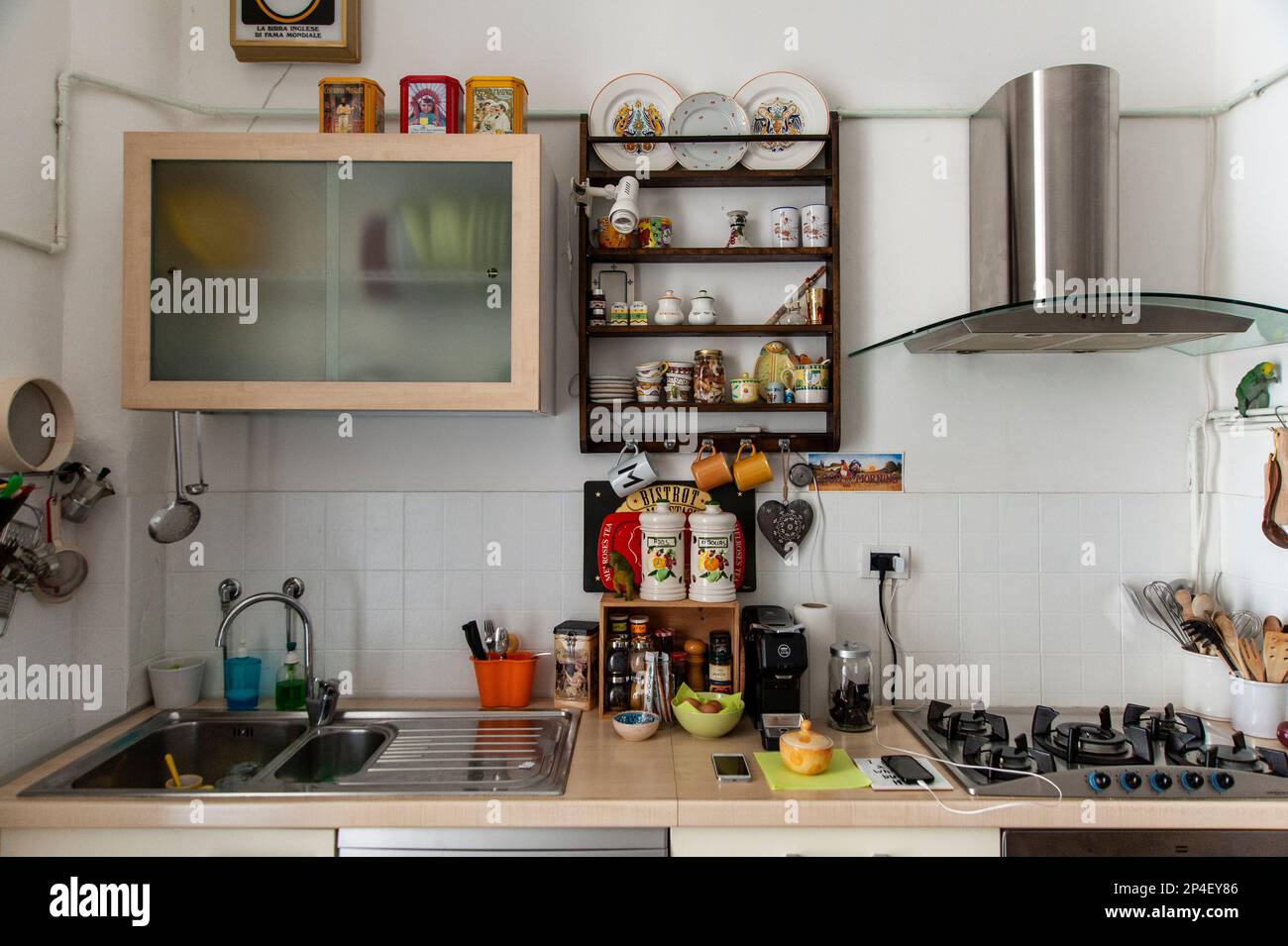 Möbel. Kücheneinrichtung mit Regalen, Tellern und Gläsern. Stockfoto