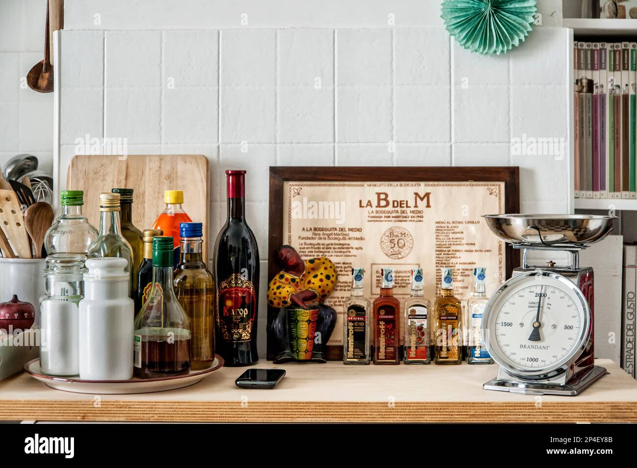 Möbel. Kücheneinrichtung mit Regalen, Tellern und Gläsern. Stockfoto