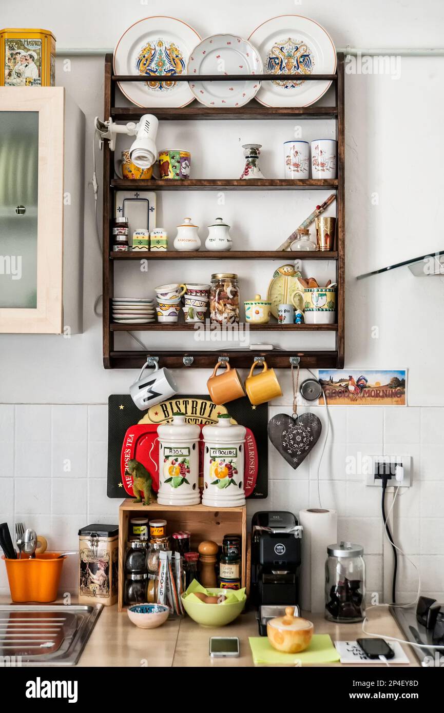 Möbel. Kücheneinrichtung mit Regalen, Tellern und Gläsern. Stockfoto
